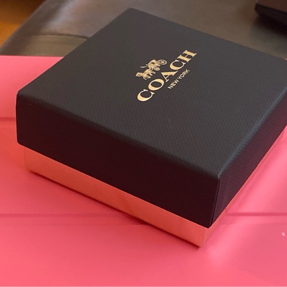 Stunning Coach Heart Hug Earrings in Gold Tone! Brand New! - Picture 3 of 5